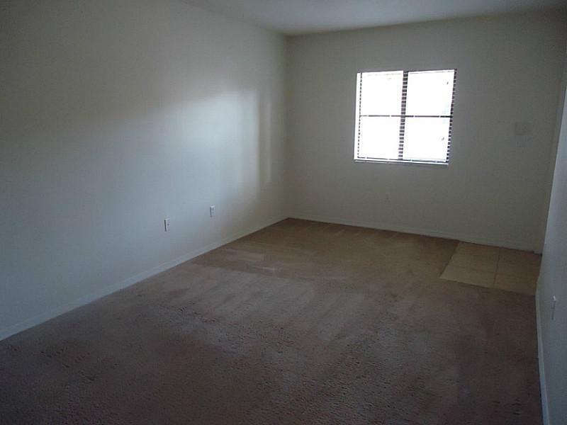THE COURTS AT BAYSHORE II - Residential Lease