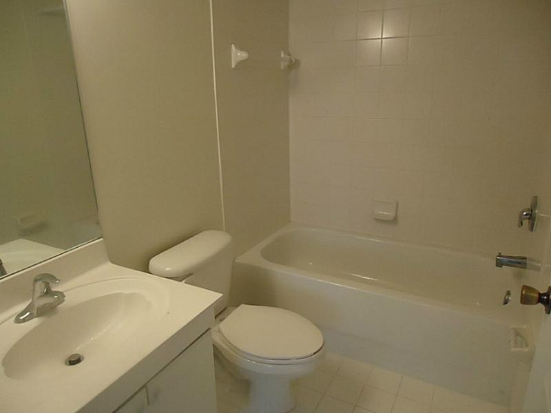 THE COURTS AT BAYSHORE II - Residential Lease
