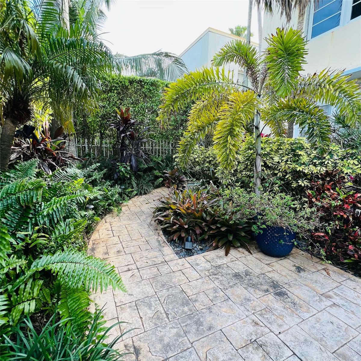 VILLA GATSBY CONDO - Residential