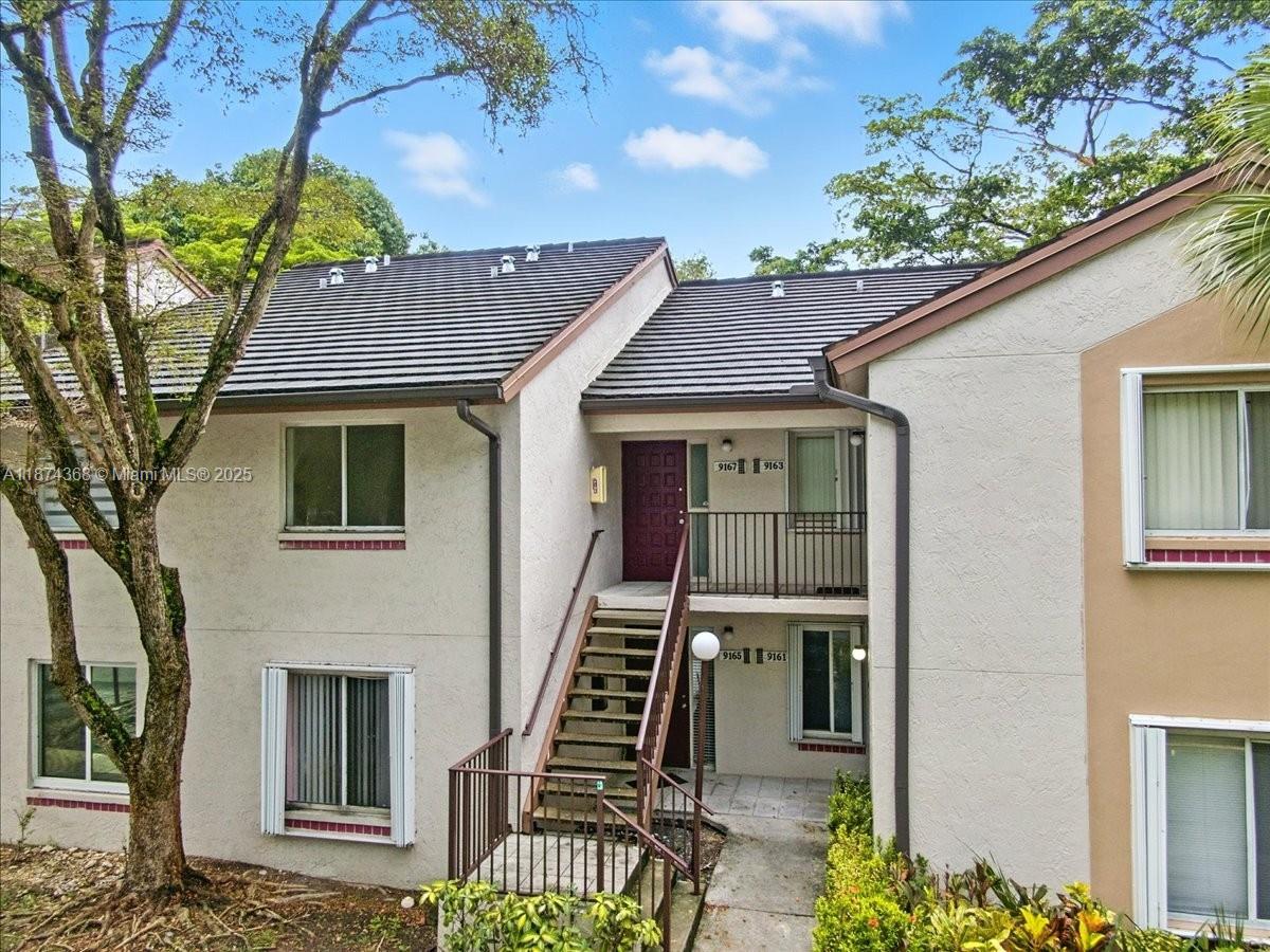 Welcome to this spacious 1 bedroom, 1 bathroom apartment , currently the best-priced unit for sale at the Parc Vista Condo in West Kendall. Don't miss this opportunity to re-envision this spacious 2nd floor unit with vaulted ceilings and a privately screened balcony. Parc Vista is a tree-lined community that offers 24-hour security, a pool, fitness center and tennis courts. This unit has one assigned parking space and plenty of guest parking for visitors.