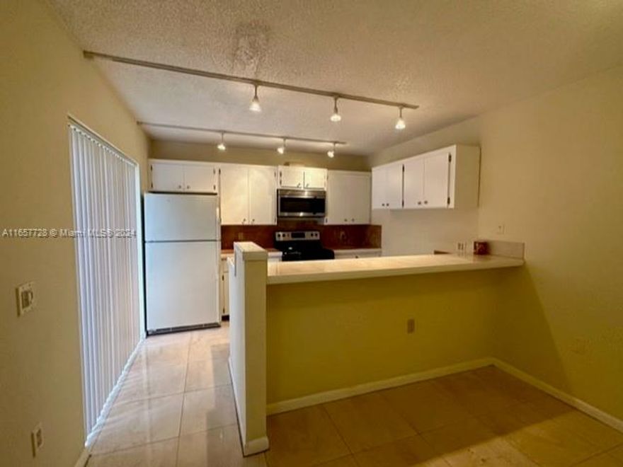 Beatiful 2BR/2 Baths townhome, perfect first time home or investment property. great location, close to airport, mall and restaurants. private unit