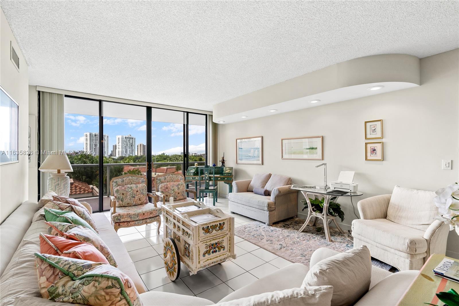 HAMPTONS WEST CONDO - Residential