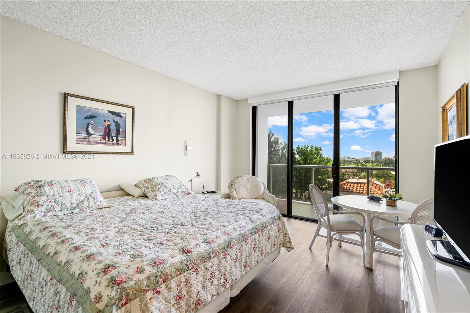 HAMPTONS WEST CONDO - Residential