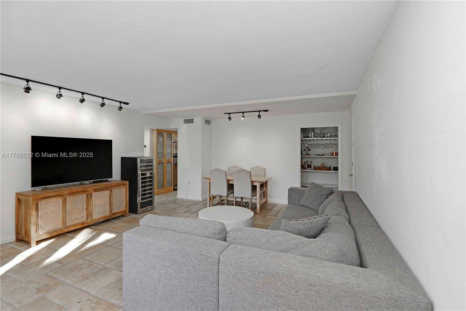 KINGSTON SQUARE CONDO - Residential