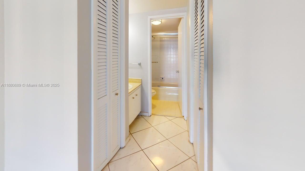 OLYMPUS CONDO PH A - Residential