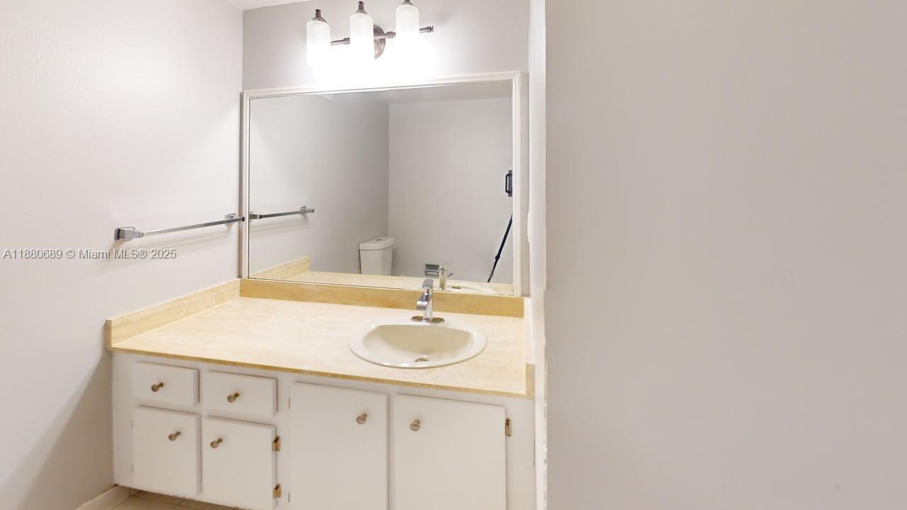 OLYMPUS CONDO PH A - Residential