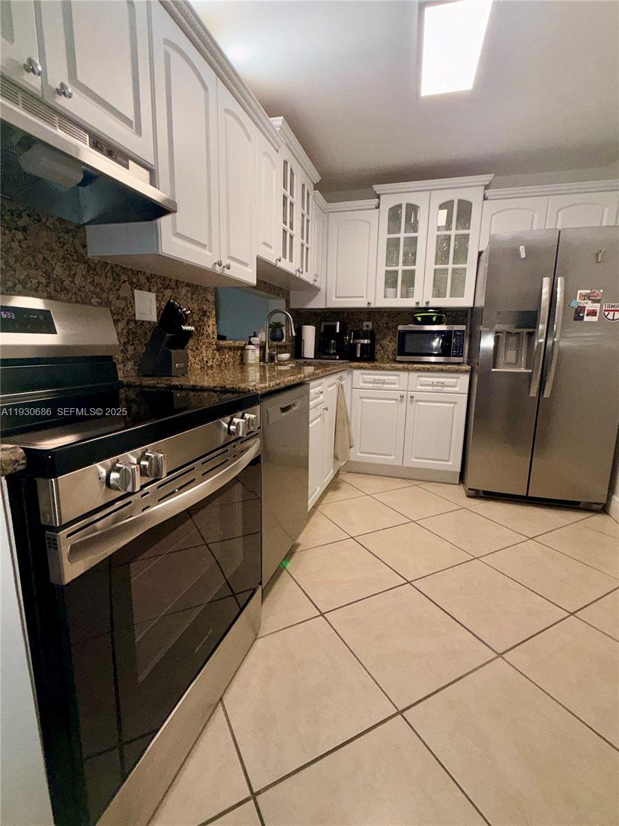 THE HORIZONS CONDO #5 - Residential Lease