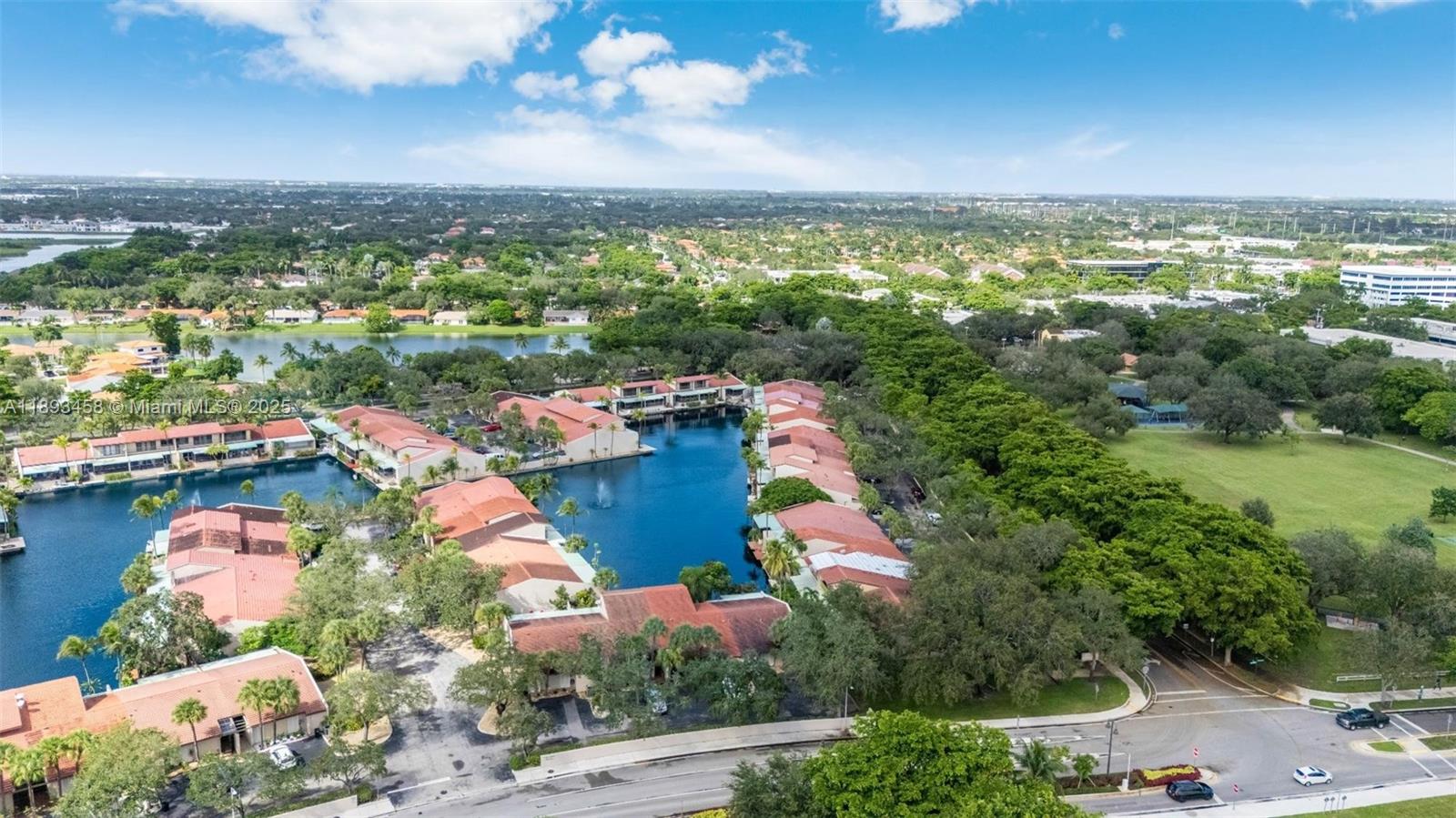 MIAMI LAKES - LAKE SANDRA - Residential