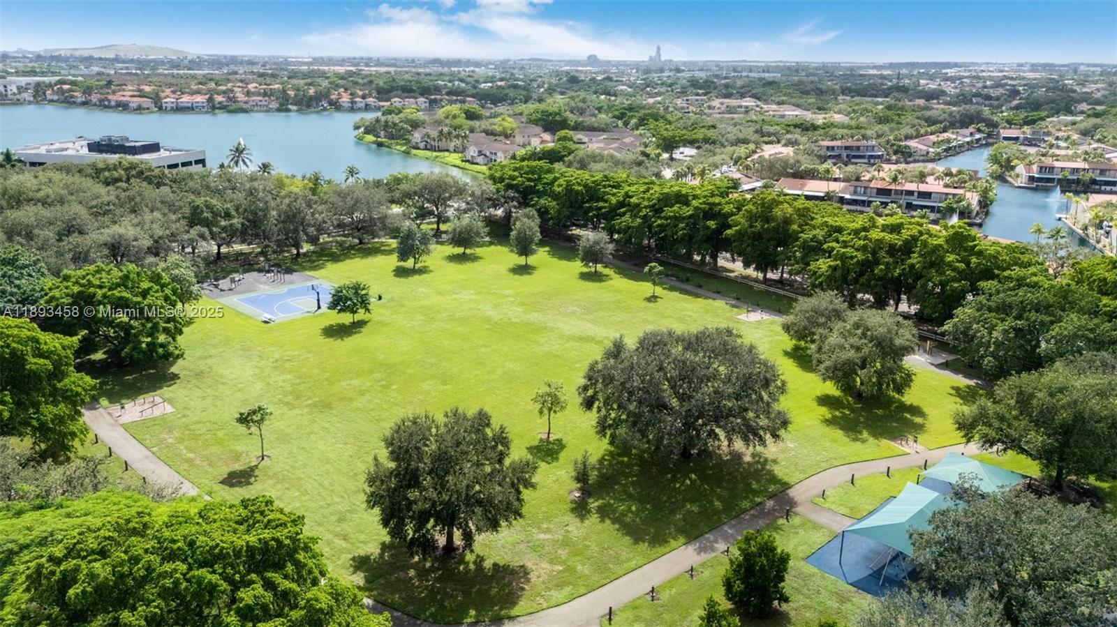 MIAMI LAKES - LAKE SANDRA - Residential