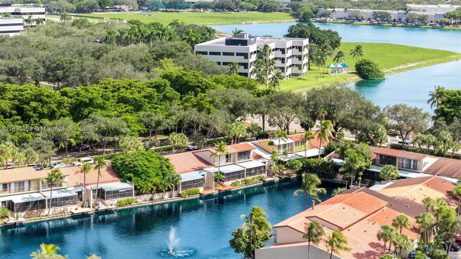 MIAMI LAKES - LAKE SANDRA - Residential