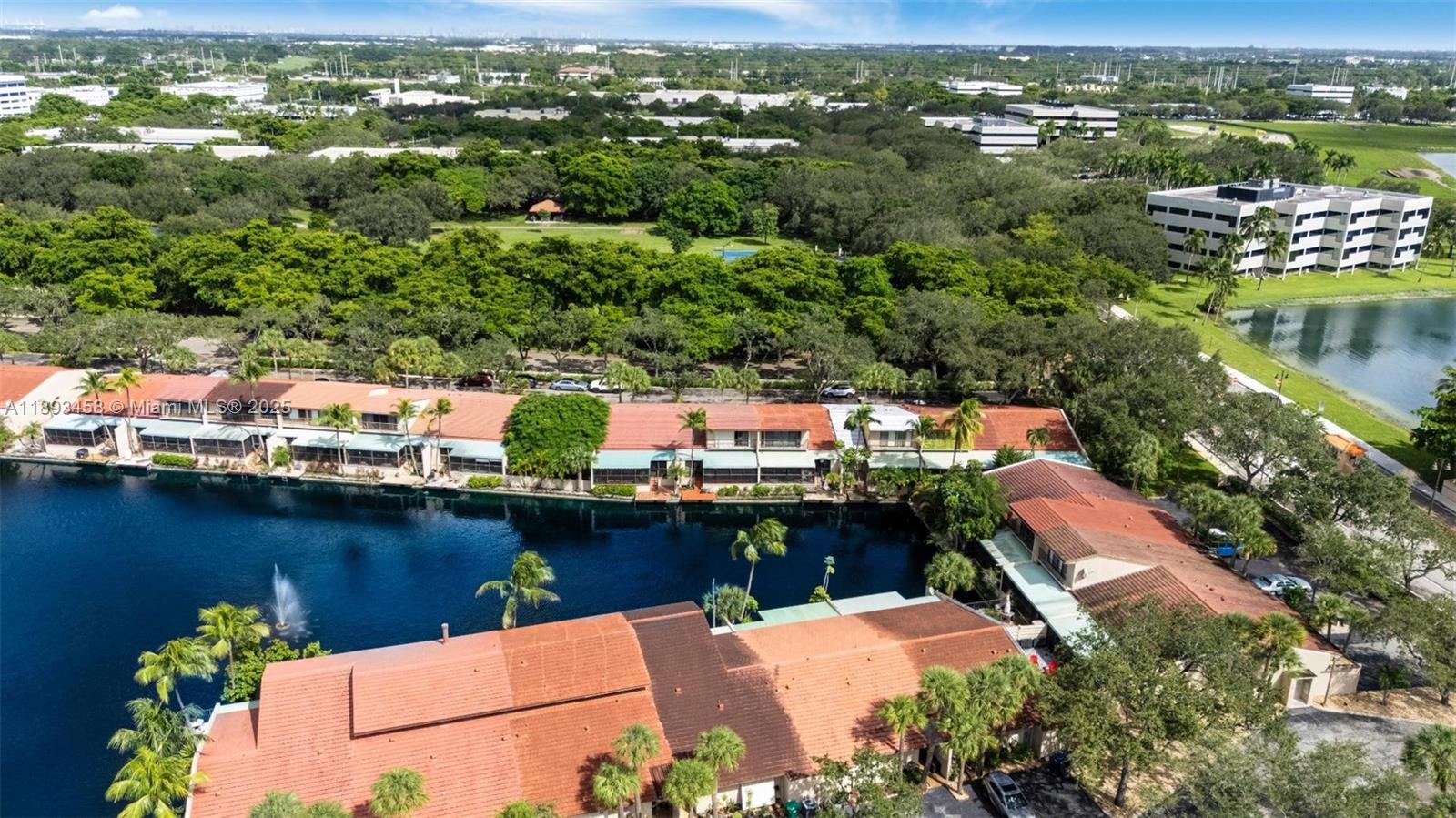 MIAMI LAKES - LAKE SANDRA - Residential