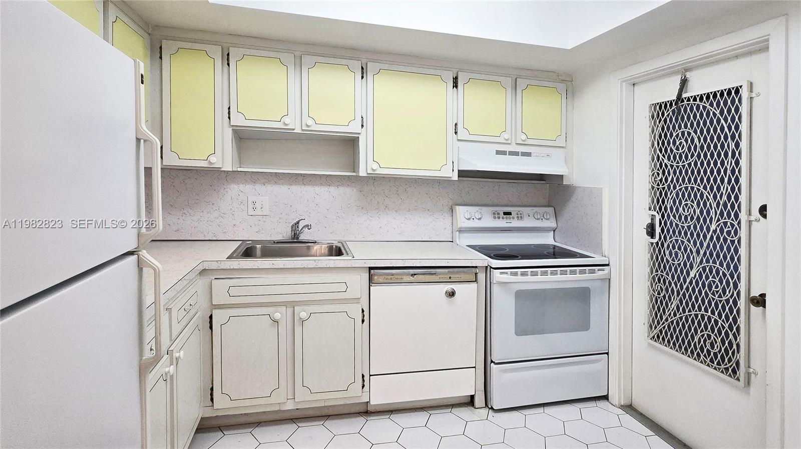 HILLCREST COUNTRY CLUB AP - Residential