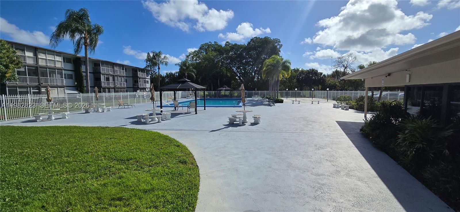 HILLCREST COUNTRY CLUB AP - Residential