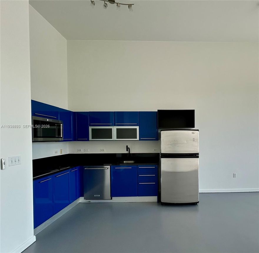 East facing studio with direct views to Bayfront Park, Biscayne Blvd and the Kaseya Center. Walking distance to metro mover, Bayside mall and many great restaurants including Ceviche 105, Pollos & Jarras, Crema Gourmet and many more. Newly installed blackout roller blinds with control and new convection oven. Extra high ceilings make the space feel much larger. Building features the best amenities in downtown including multiple pools with views to the bay, state of the art fitness center, 24 hour concierge and valet, business center and more. 1 assigned parking space located on the same floor and 1 storage unit. Washer/dryer inside the unit.