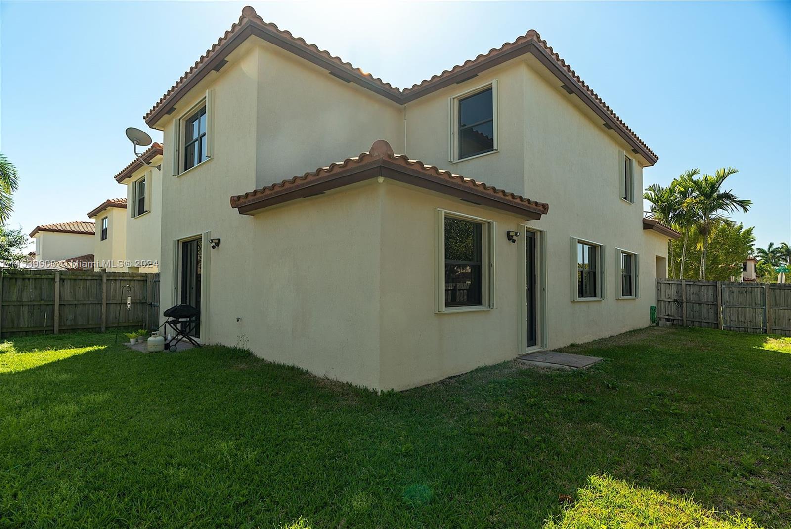 BAYWINDS OF FLORES - Residential
