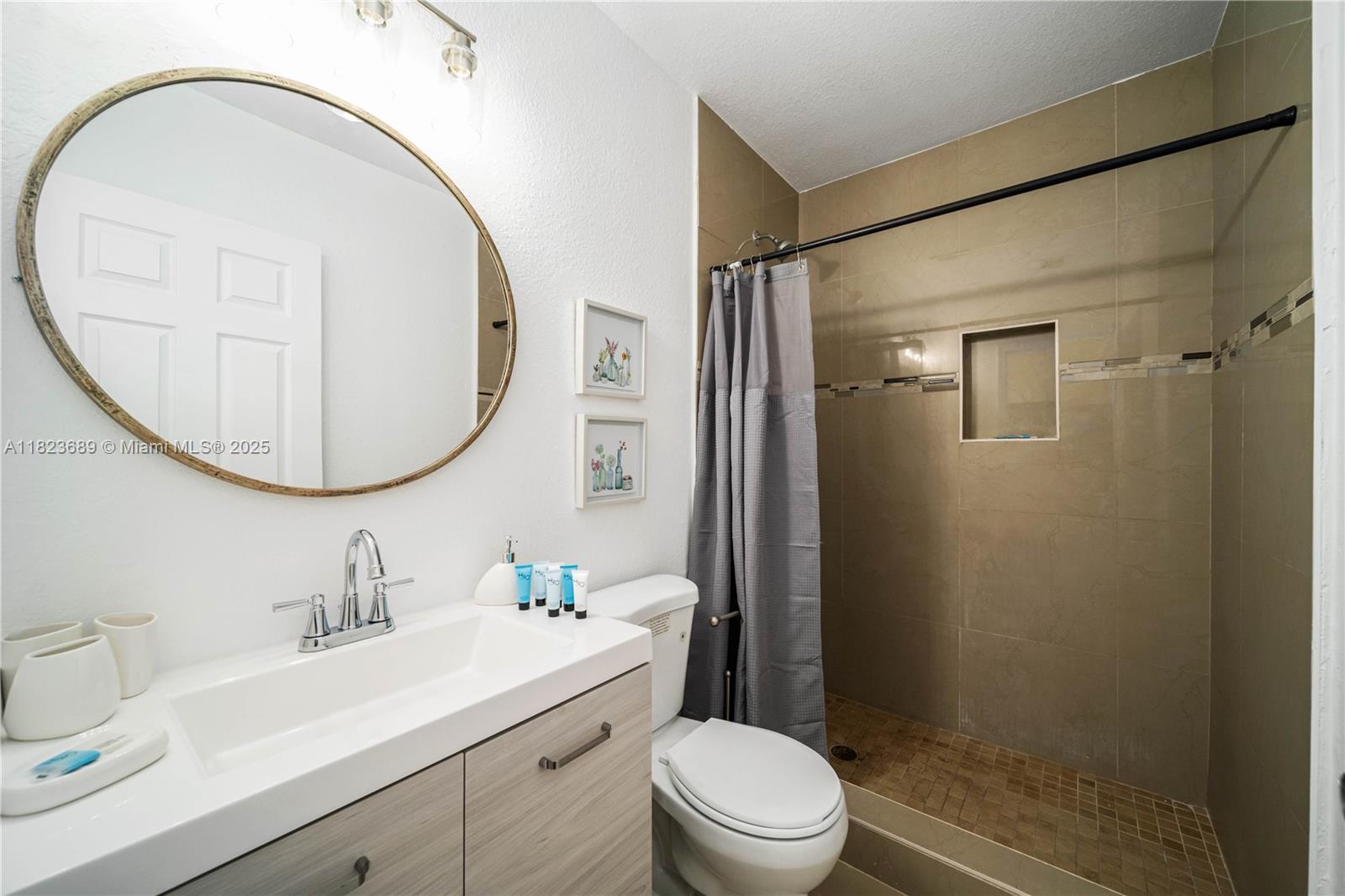 BISCAYNE SHORES CORR PLAT - Residential Income