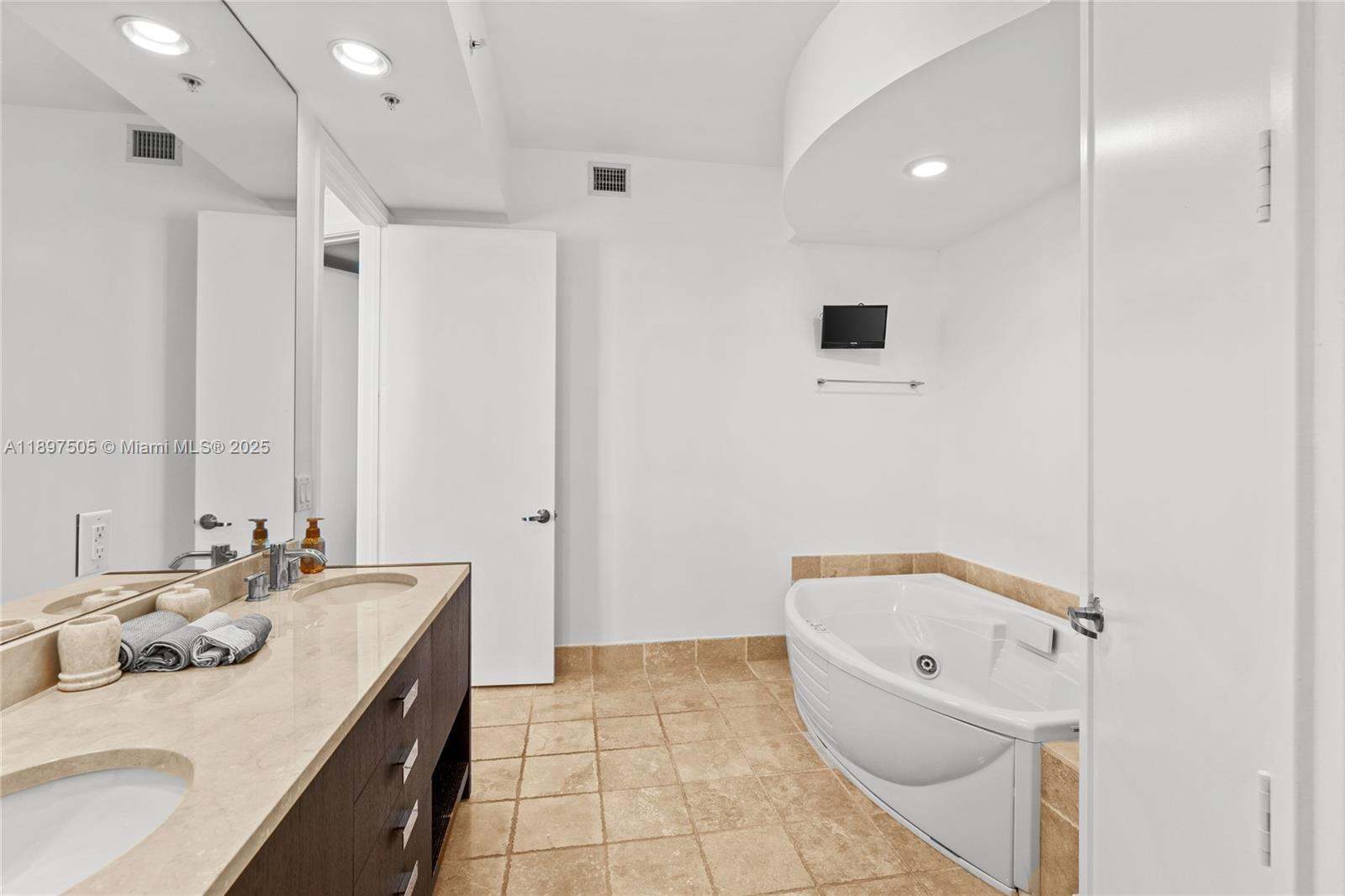 TRUMP ROYALE CONDO - Residential Lease