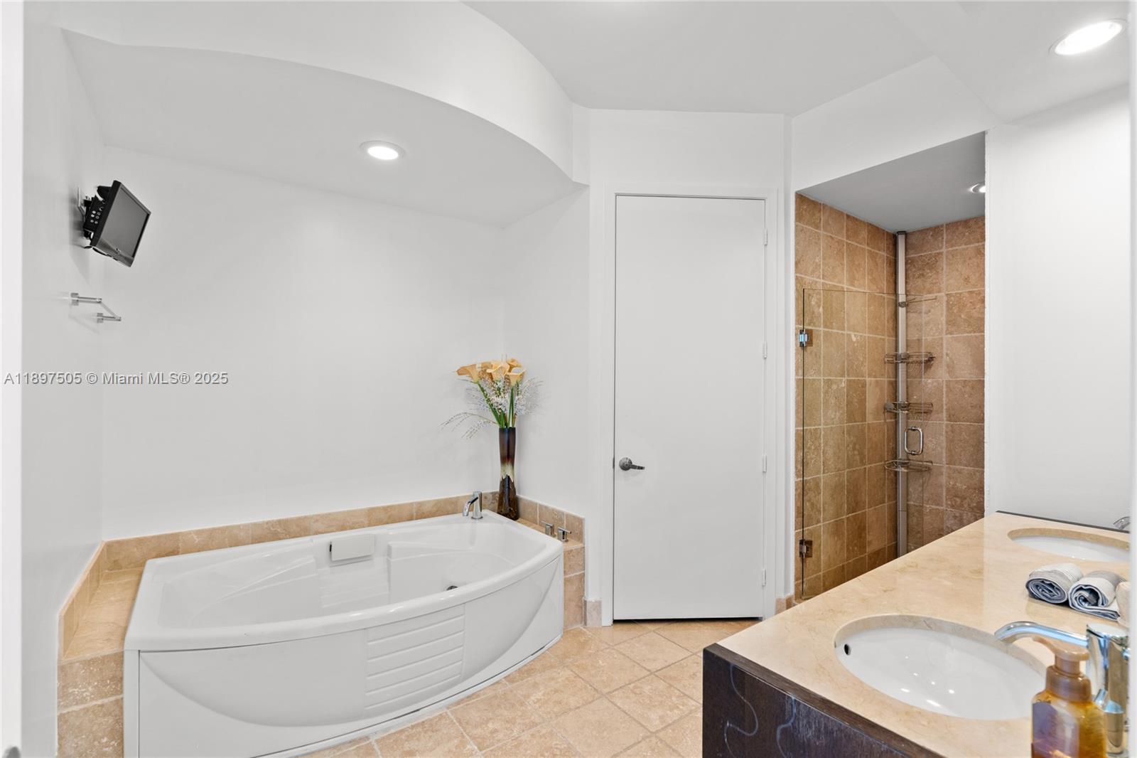 TRUMP ROYALE CONDO - Residential Lease