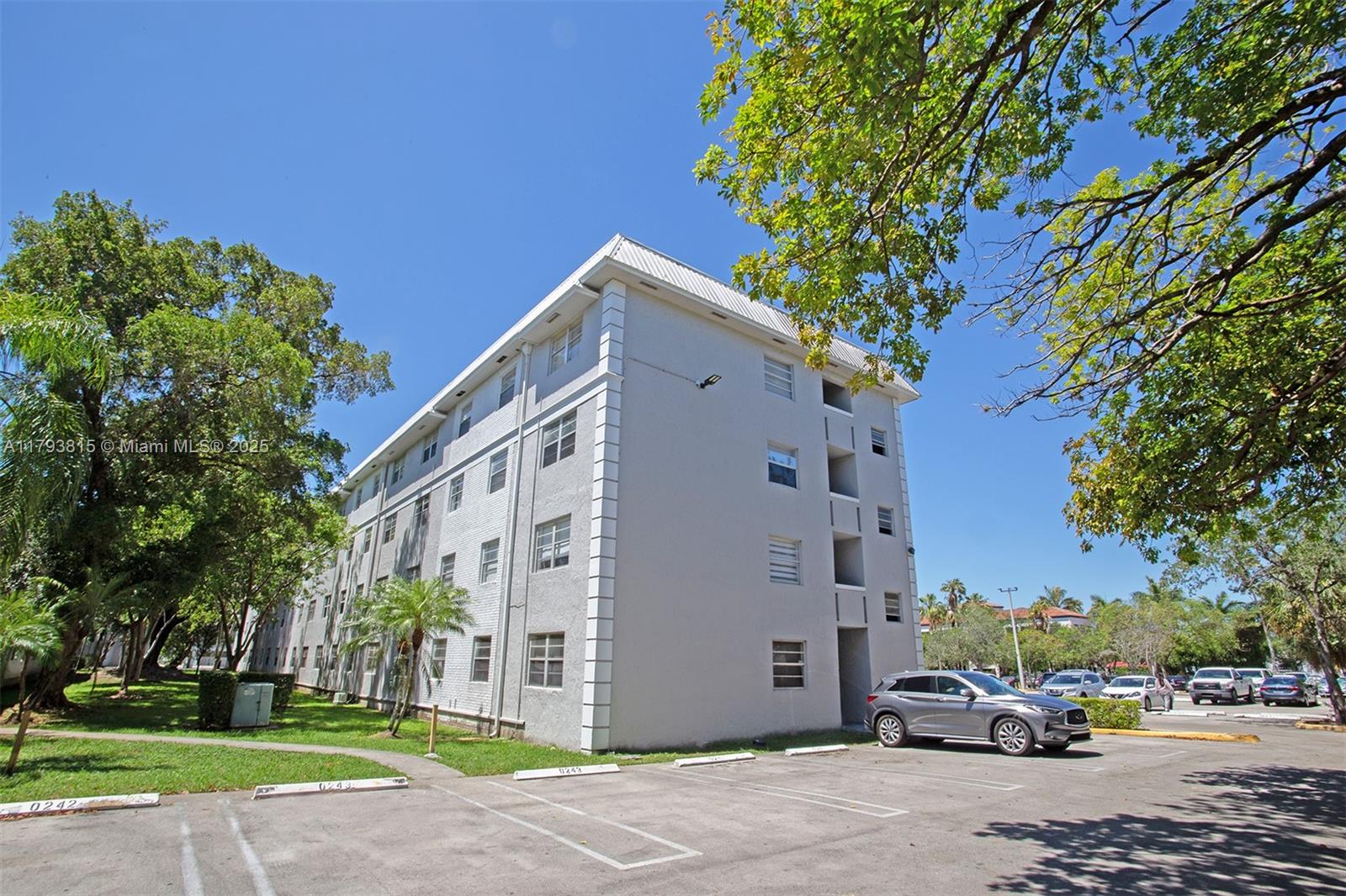 Beautiful and best unit, totally renovated, 1 bed and 1 bath comfortable space. 1 assigned parking space. Impact window, stainless steel appliances. enjoy the best schools. Amenities include a community pool, a playground, and a complex fenced. Very close to restaurants, supermarkets, Pharmacies, among others. Close to US-1. To see it is to buy it.