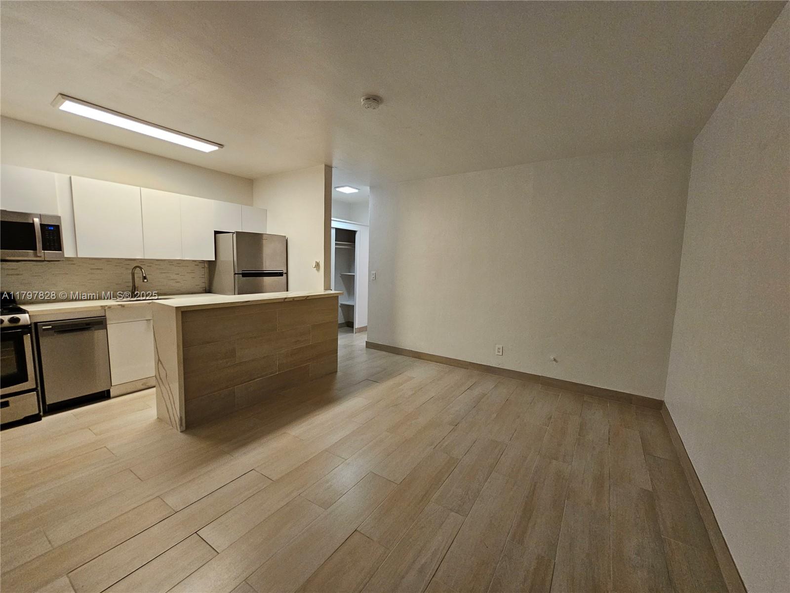 1723 Liberty St 3, Hollywood, Broward County, Florida - 1 Bedrooms  
1 Bathrooms - 