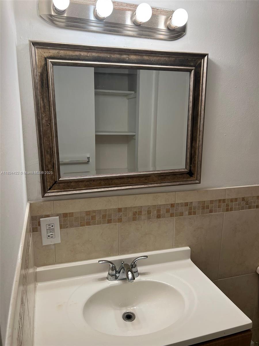 484 NW 165th St Rd A-110