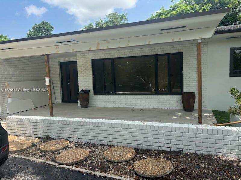 Beautiful house for Rent in the heart of Plantation Gardens. This property has been completely renovated. Enjoy spacious lot on a quiet street. Convenient location close to Sawgrass Mall, 25 minutes from the beach, 15 minutes from the international airport of Ft Lauderdale, surrounded by Hihgways: I 95 , Turnpike, 595,
close to main streets, University Dr. Sunrise, Broward Blvd, with shops and restaurants.