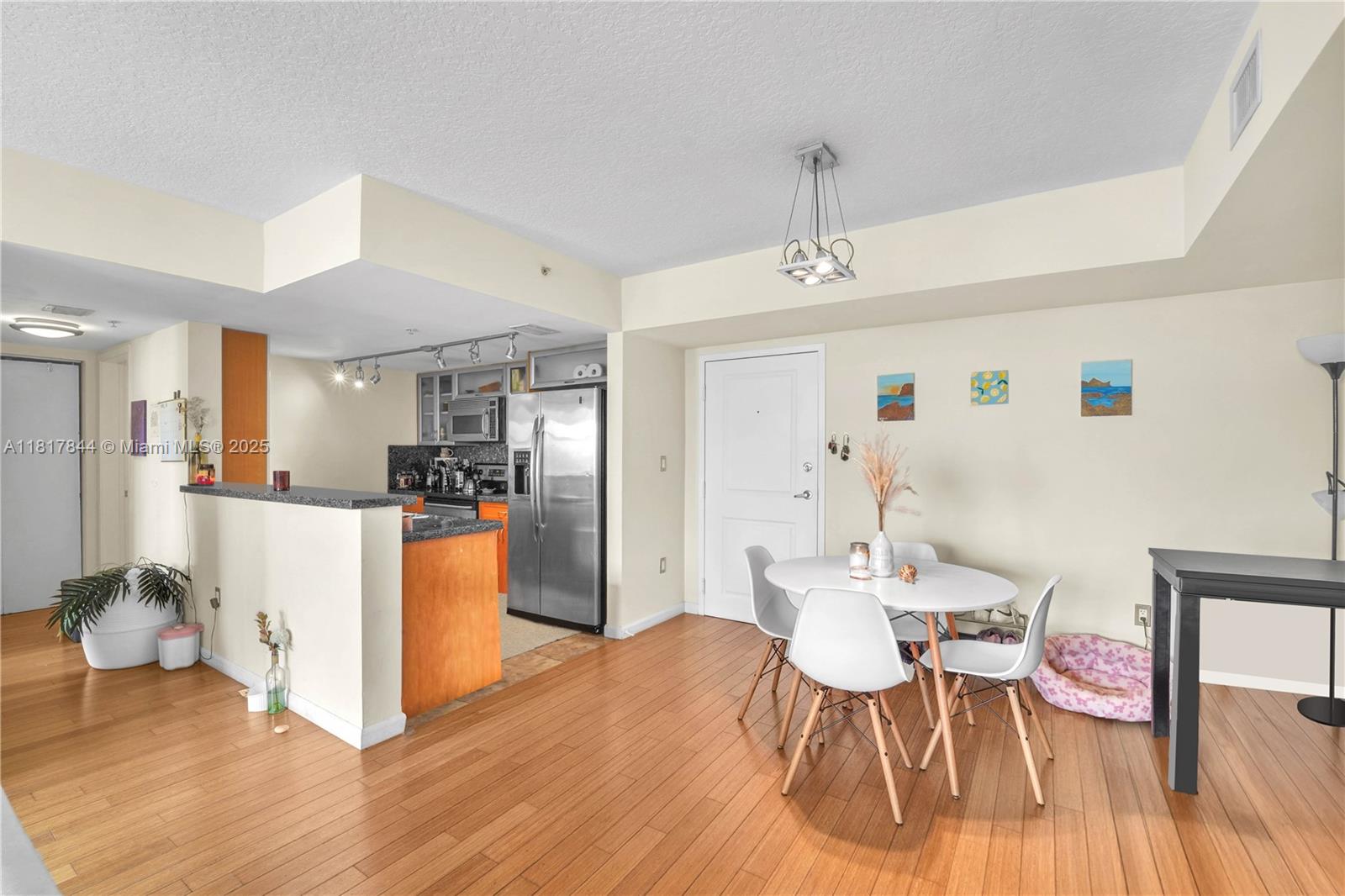 BREEZE CONDO - Residential