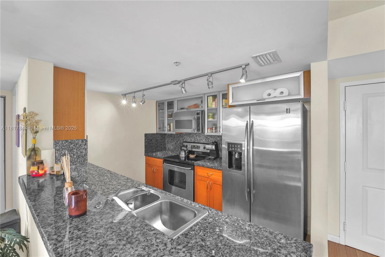 BREEZE CONDO - Residential