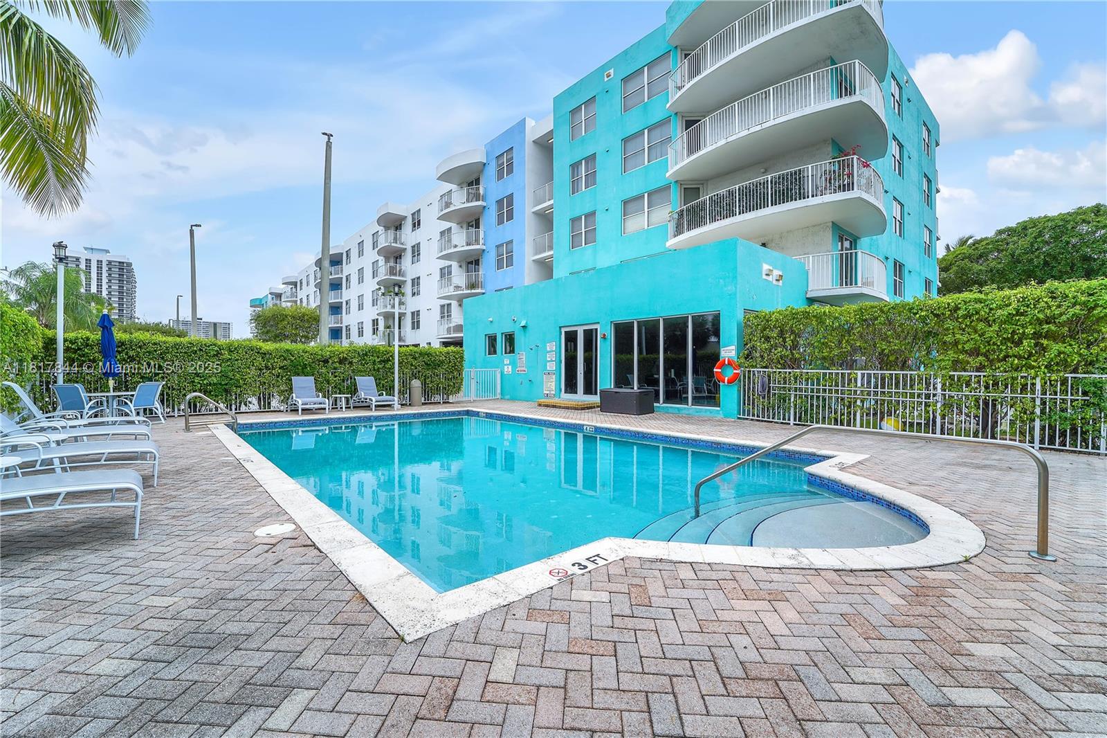 BREEZE CONDO - Residential