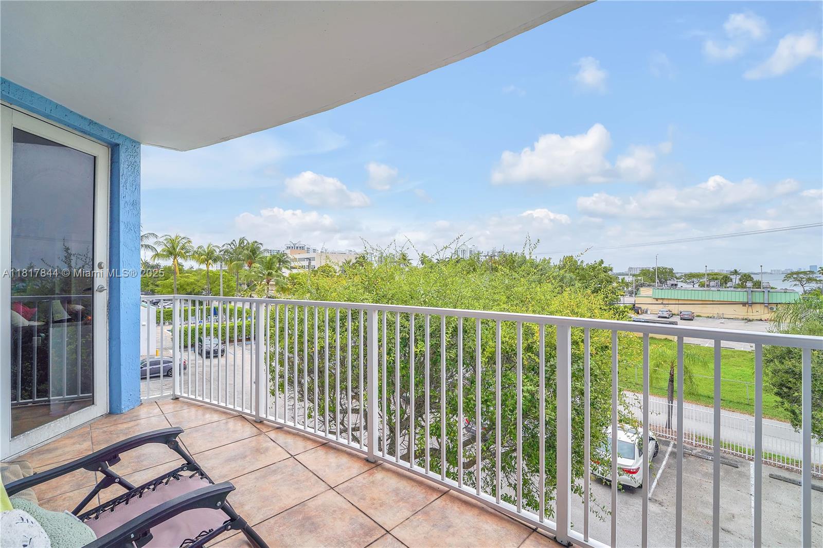 BREEZE CONDO - Residential