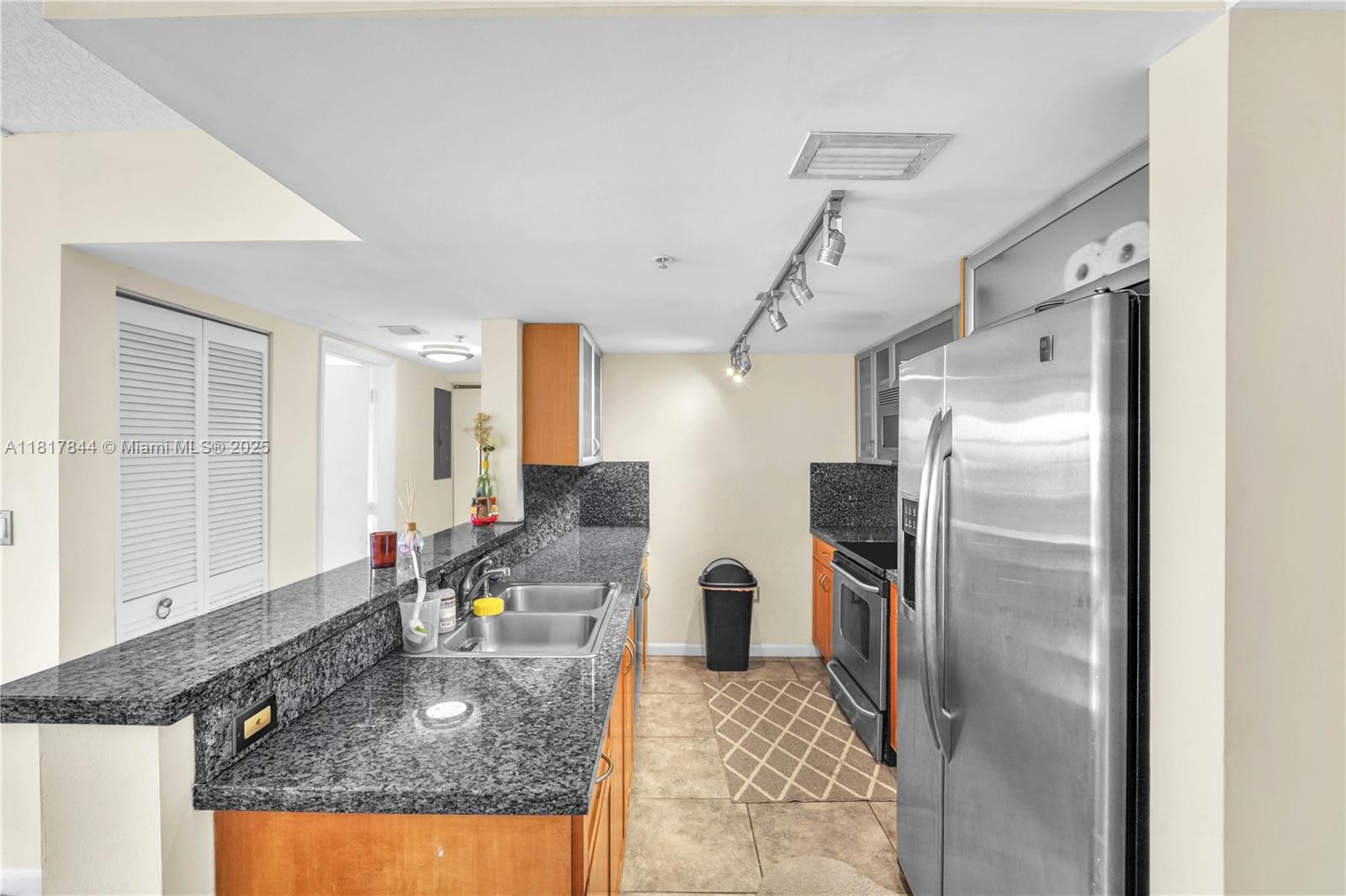 BREEZE CONDO - Residential