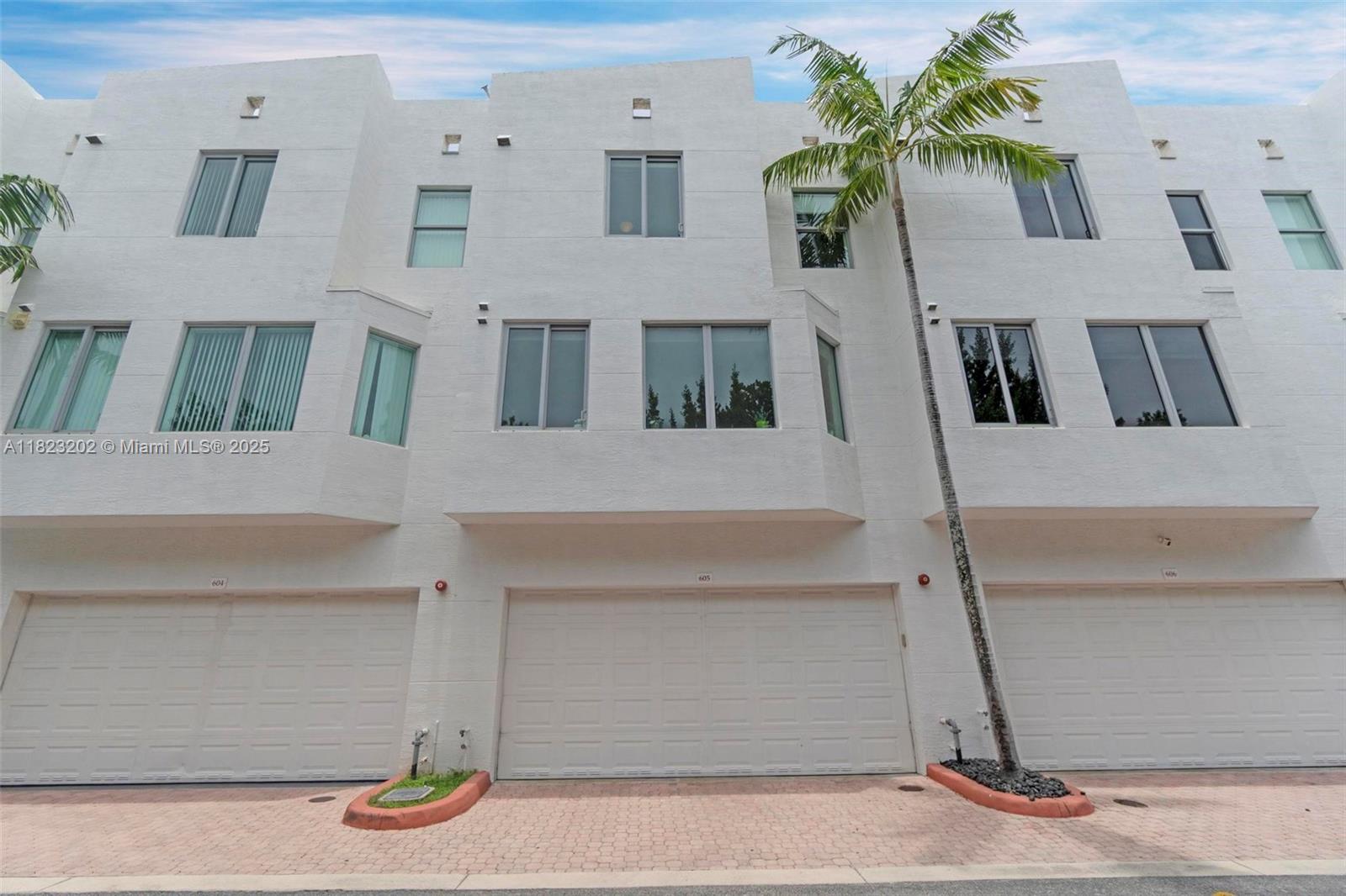2138 Van Buren St 605