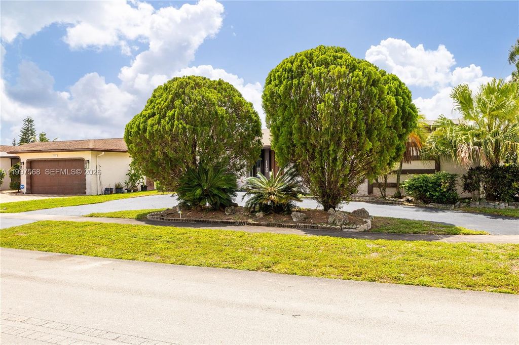 Photo of 11500 NW 42nd St, Sunrise, FL 33323 (MLS # A11997568)