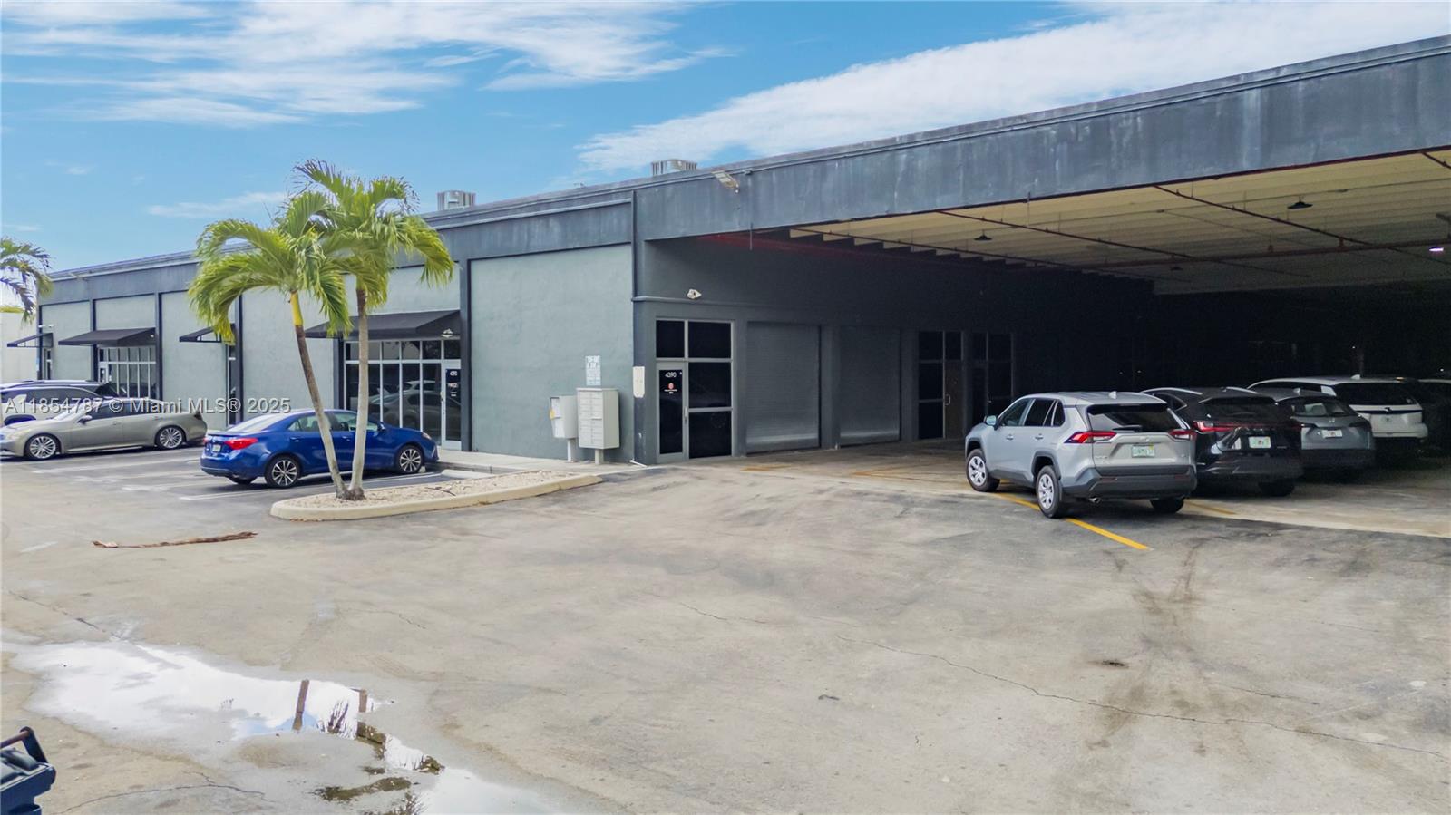 FULLY AIRCONDITIONED Warehouse for long term lease available with 2 covered street level loading doors. 3 Amp electrical power and connection for grease trap.
0ne bathroom and water/sink installed .Open parking and covered parking available. Corner unit next door of 2,473 SF with mainly office space can be leased together
Suitable for Commercial kitchen ,Import/Export ,Distribution or other business.
Close the 826 and MIA.
Association approval required.
Call LA for details.