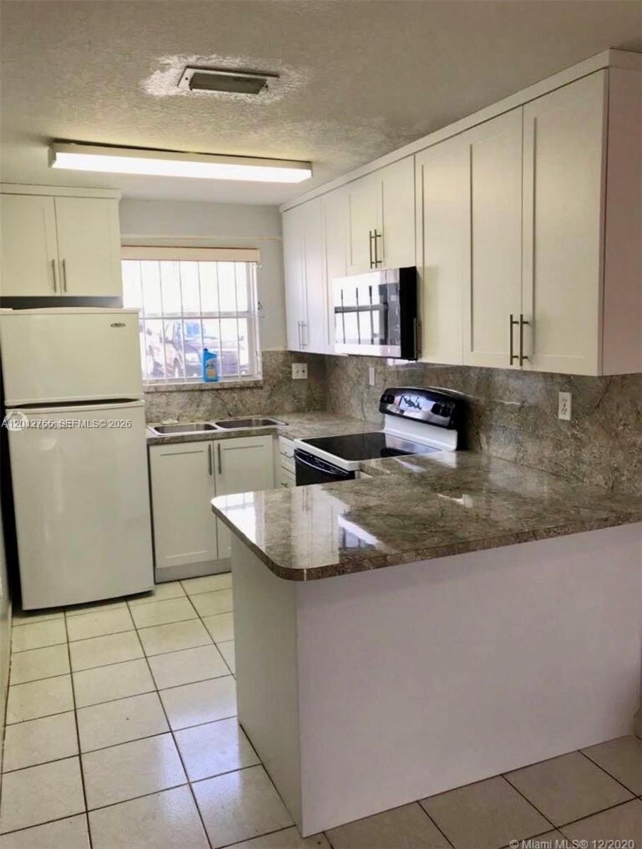 VILLAS OF WEST MIAMI COND - Residential Lease