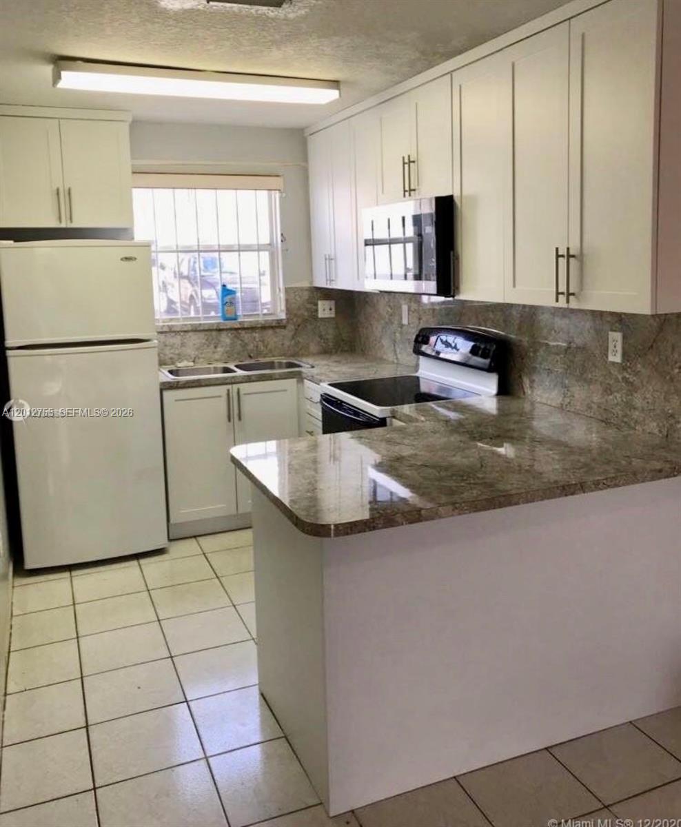 VILLAS OF WEST MIAMI COND - Residential Lease
