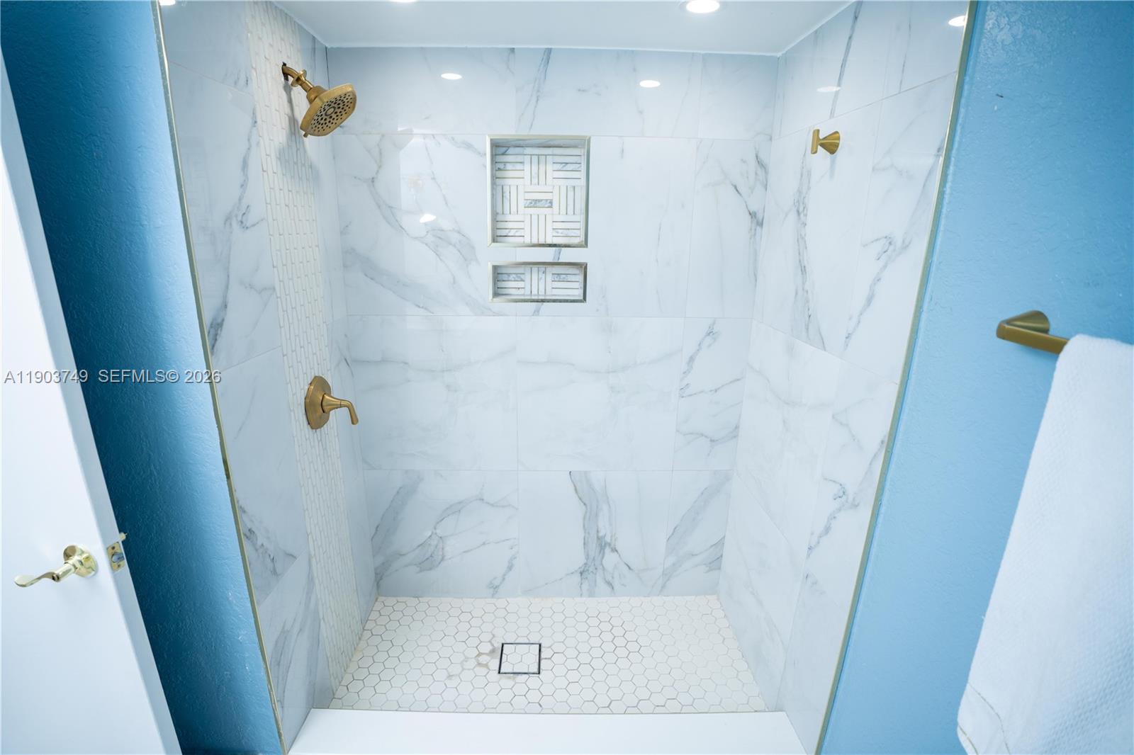 SKY LAKE VILLAS FIRST ADD - Residential