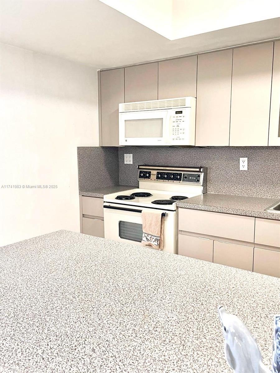 THE SHORES CONDO - Residential