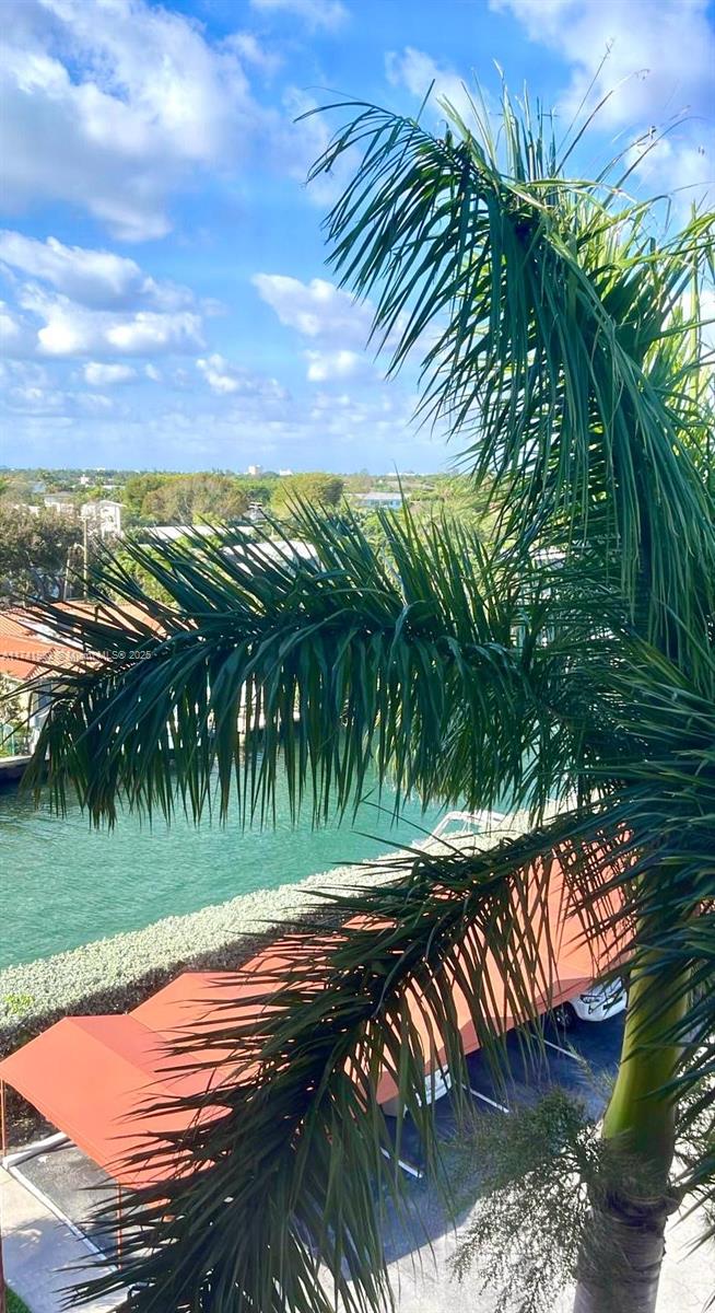 THE SHORES CONDO - Residential