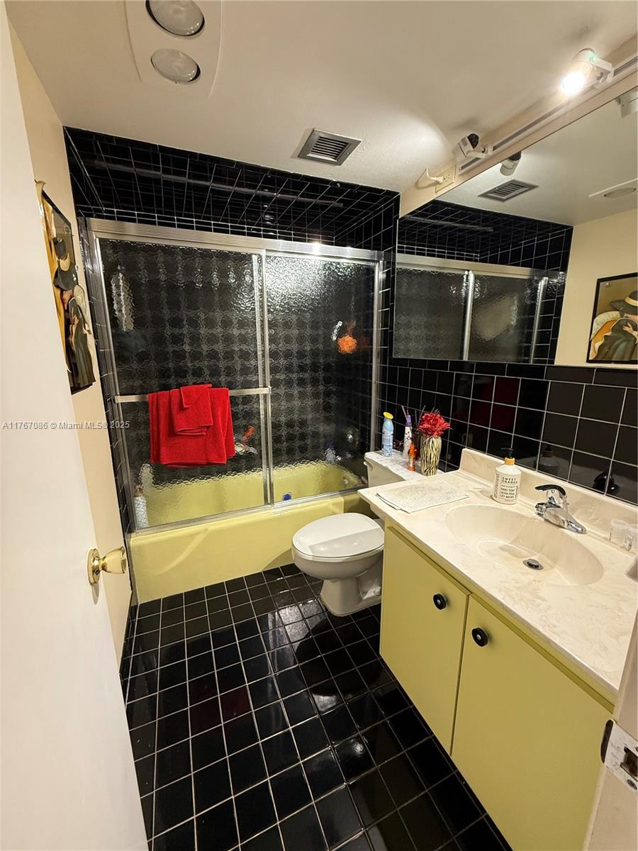 HILLCREST COUNTRY CLUB AP - Residential