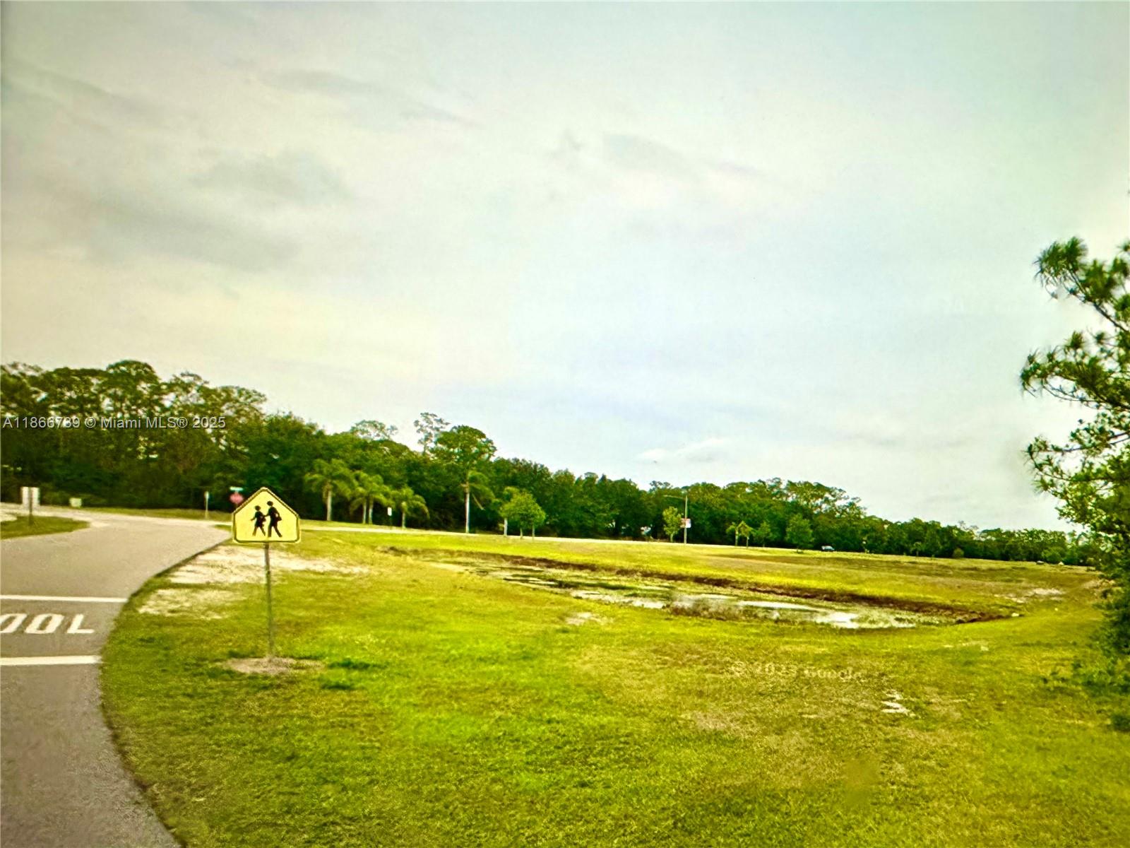 BEAUTIFUL CORNER LOT, MULTIFAMILY AREA, READY TO BUILD AND LIVE IN A QUIET AND FRIENDLY NEIGHBORHOOD. MOTIVATED SELLER.