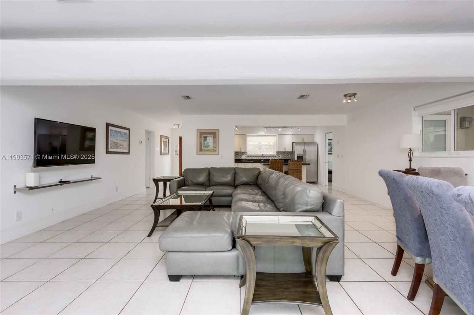 COUNTRY CLUB HOMES - Residential Lease