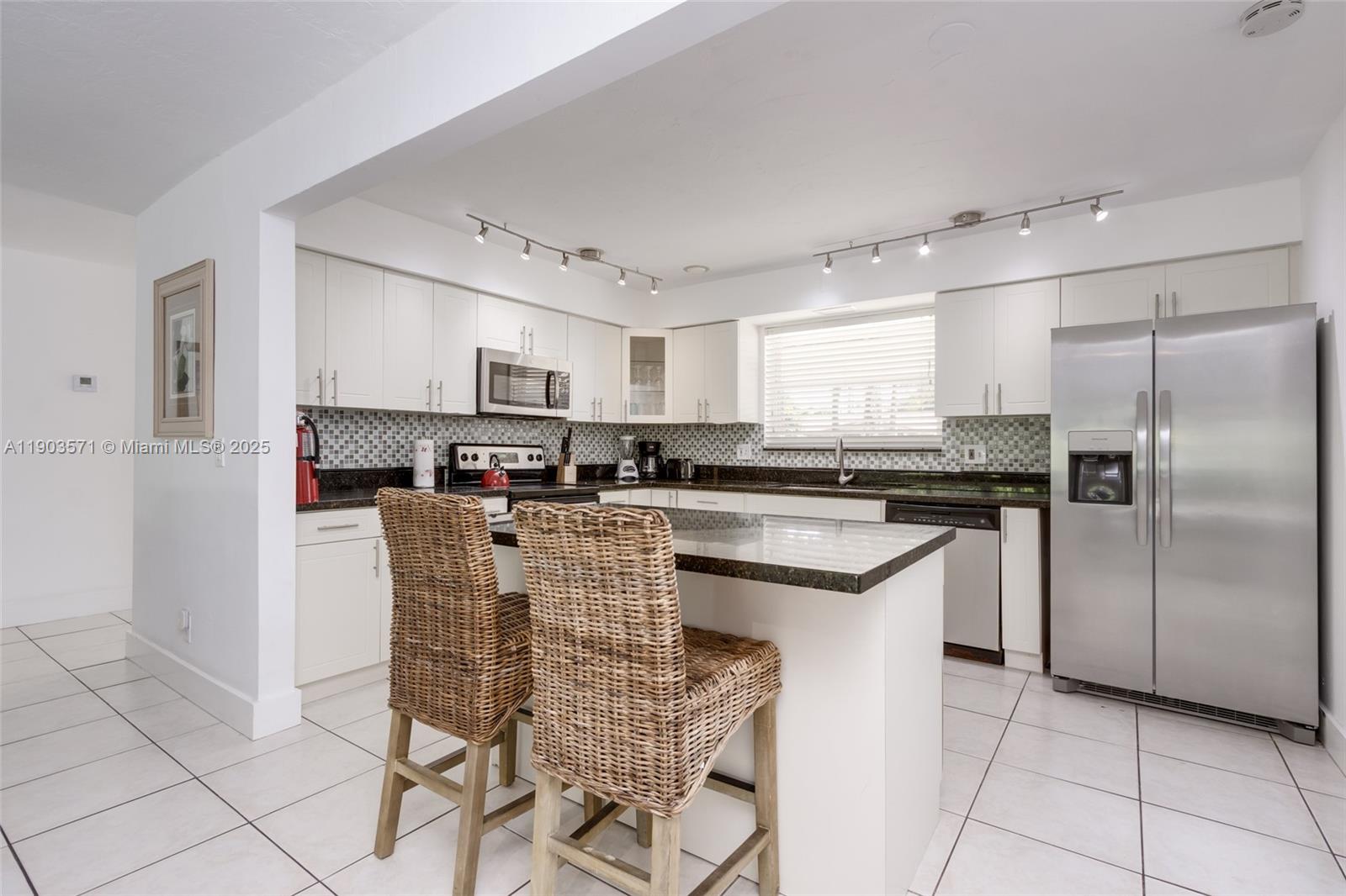 COUNTRY CLUB HOMES - Residential Lease