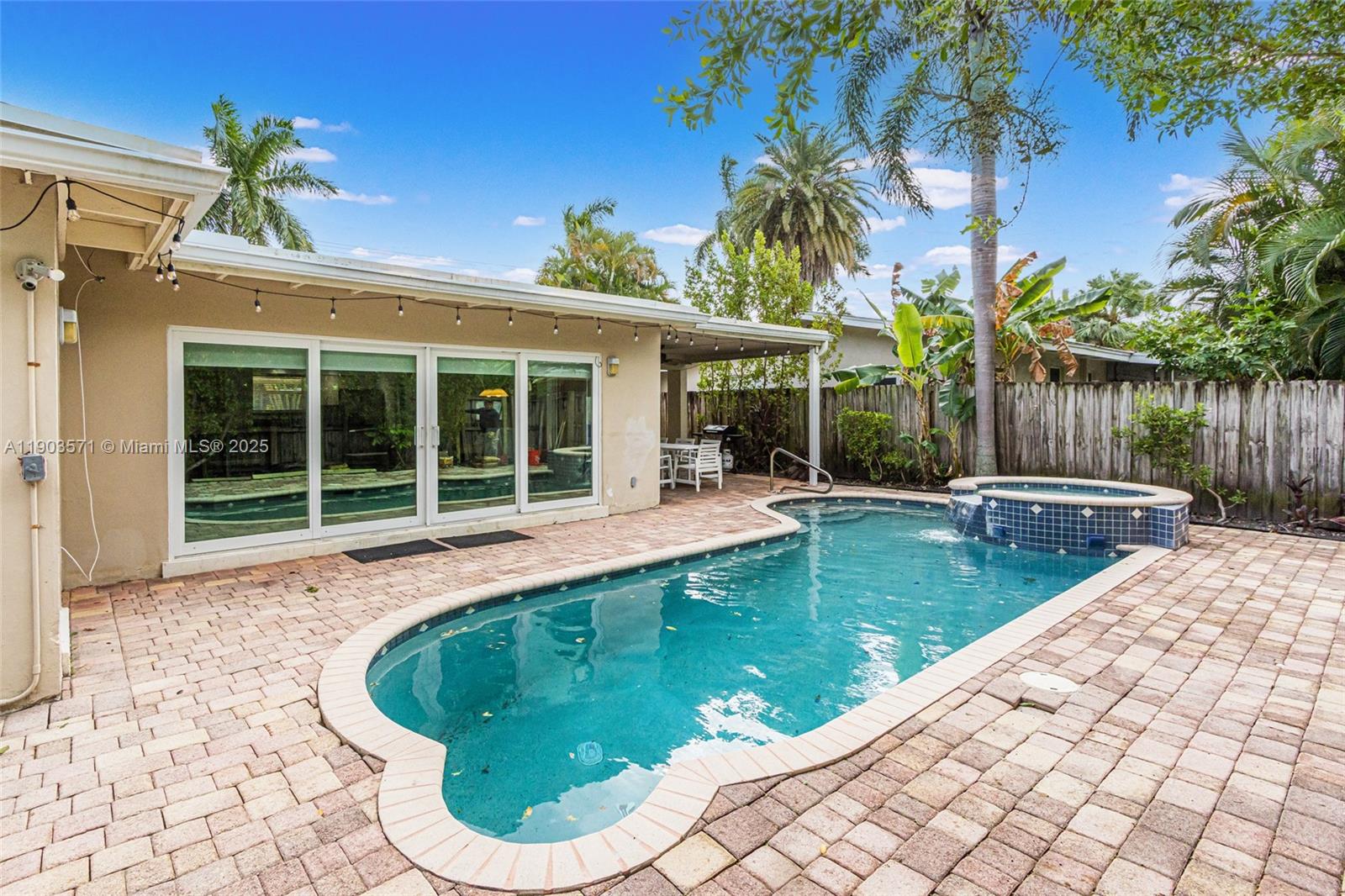 COUNTRY CLUB HOMES - Residential Lease