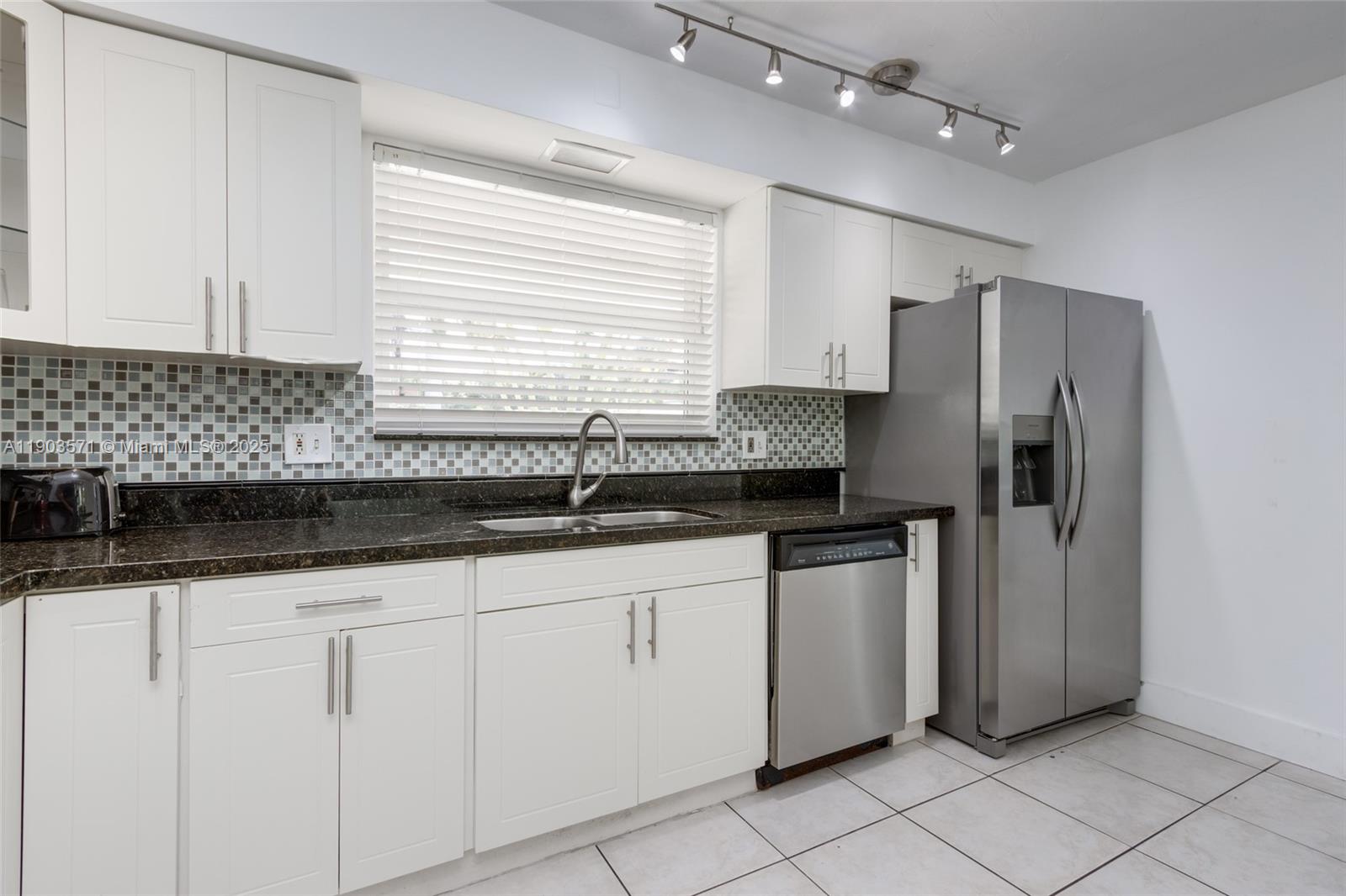 COUNTRY CLUB HOMES - Residential Lease