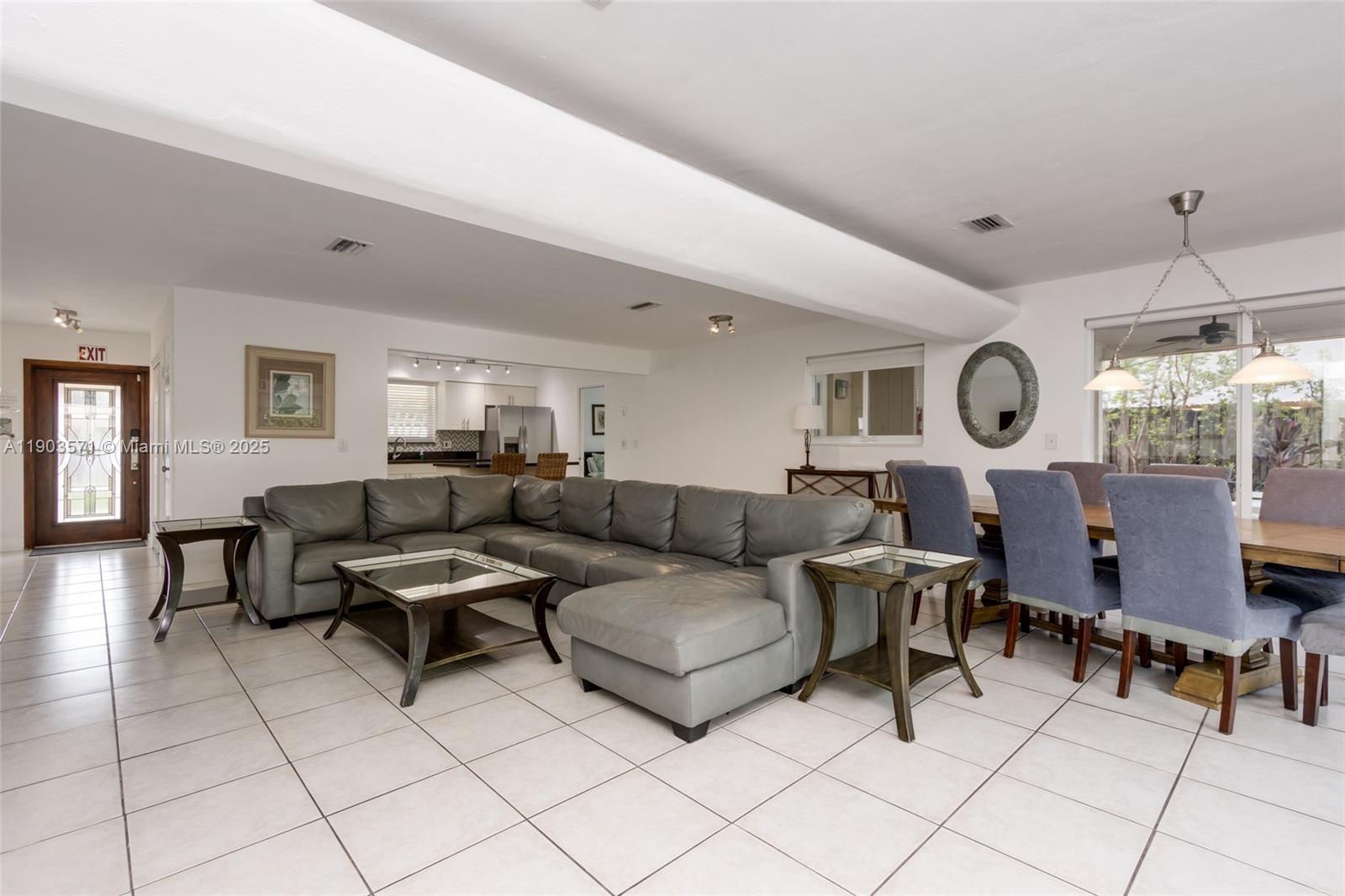 COUNTRY CLUB HOMES - Residential Lease