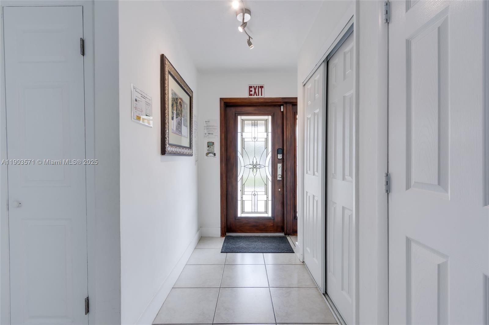 COUNTRY CLUB HOMES - Residential Lease