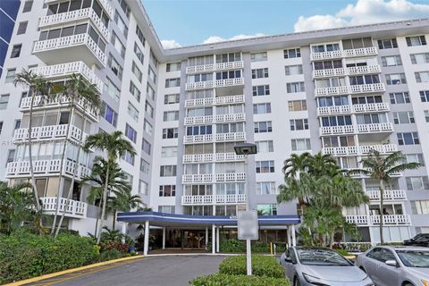 Photo of 4350 Hillcrest Dr #702, Hollywood, FL 33021 (MLS # A11934170)