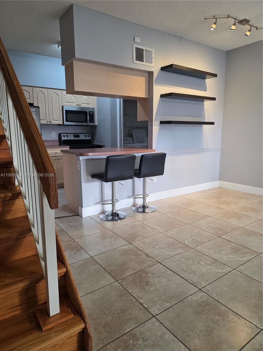 LA HACIENDA COUNTRY CLUB - Residential Lease