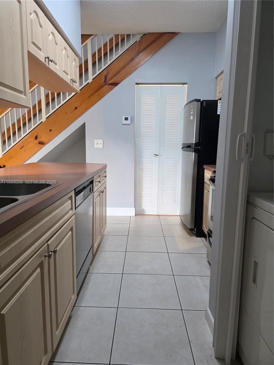 LA HACIENDA COUNTRY CLUB - Residential Lease